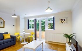 Redhill Town Centre Apartment By Livingo
